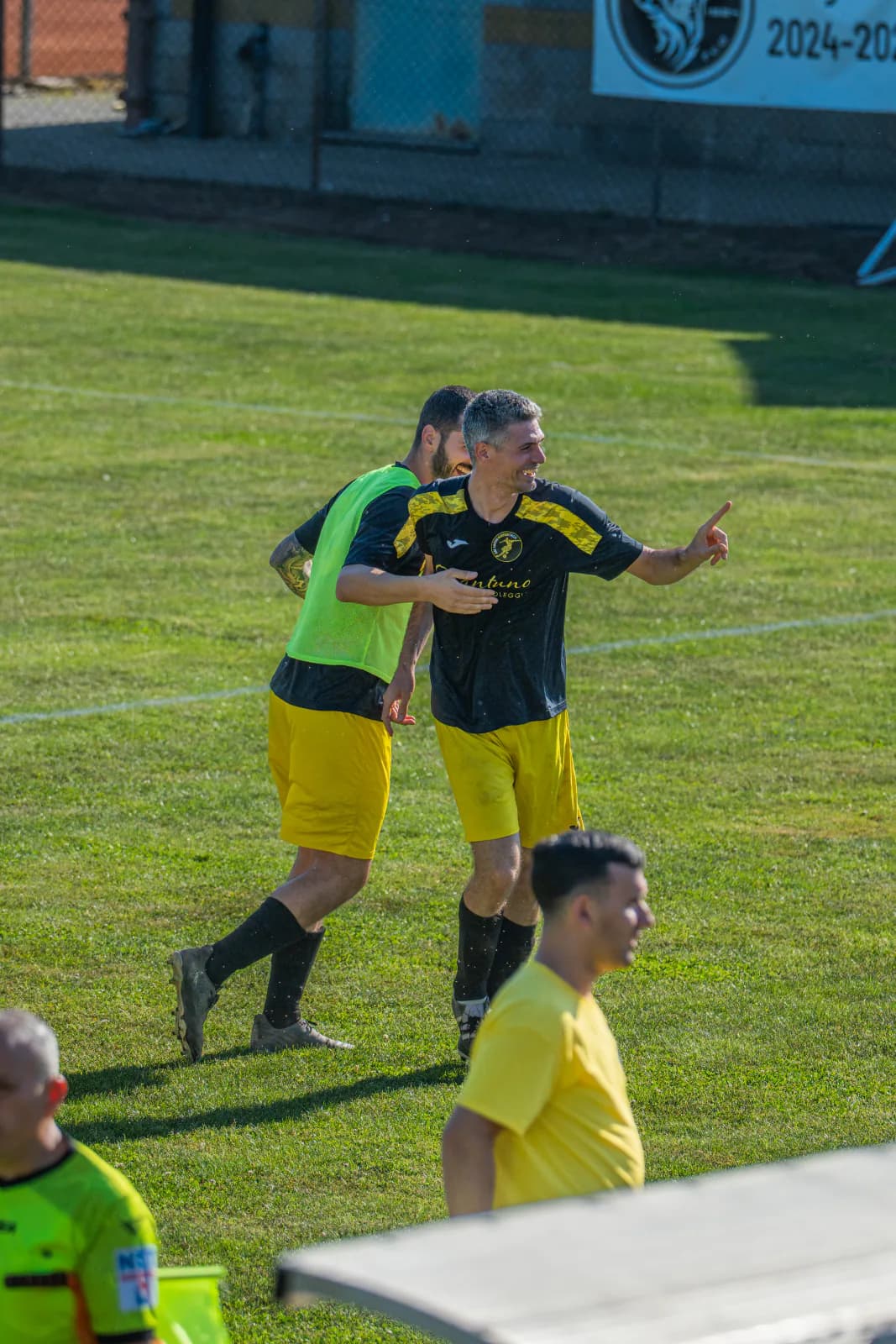 Calciatori che esultano dopo un gol a bordo campo.