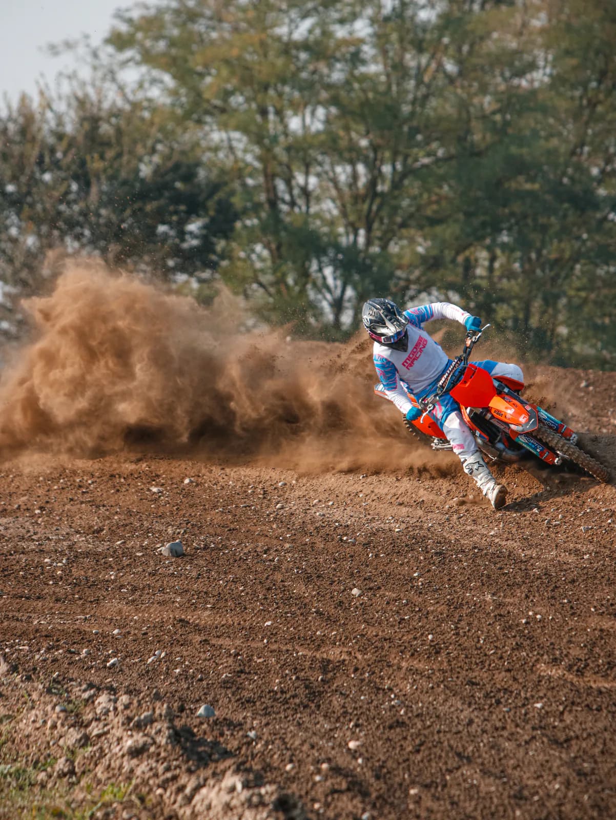 Pilota KTM che apre una nuvola di polvere in uscita di curva.