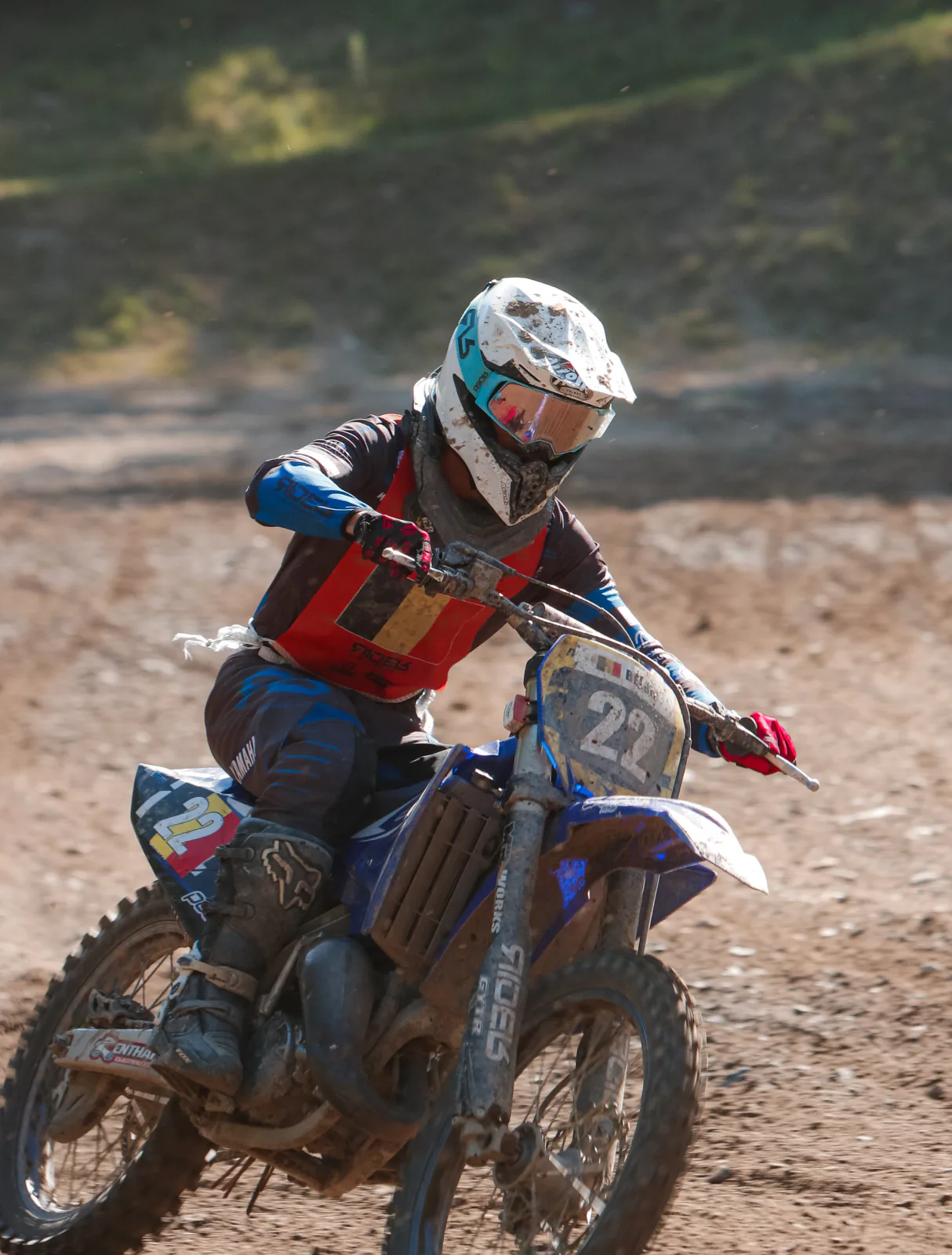 Giovane pilota su Yamaha numero 27 in accelerazione.